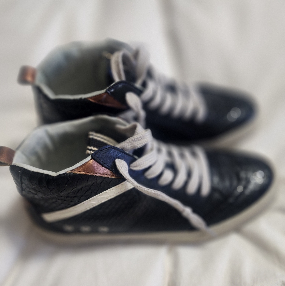 ShuShop Black and White Athletic Shoes
